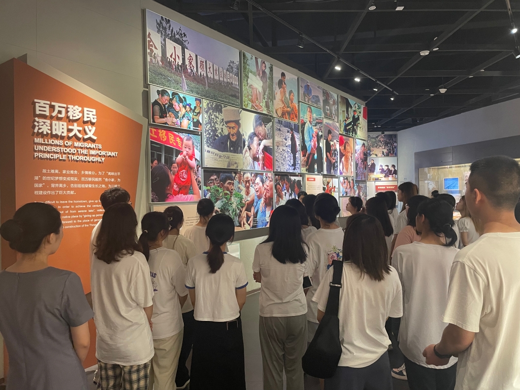 在三峡移民纪念馆,同学们瞻仰纪念馆中的文物与模型。万州区委宣传部供图 华龙网发