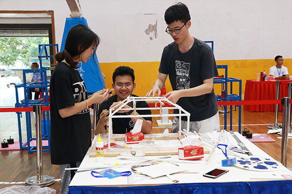 参赛小组成员合作完成模型制作 永利集团3044am官方入口宣传部 隋明潓 摄0.jpg